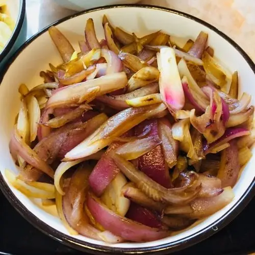 花栗鼠核桃做的素炒洋葱