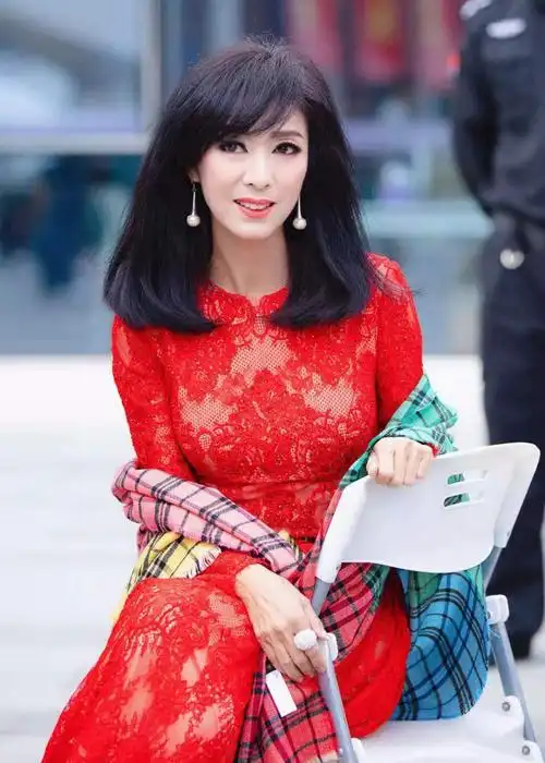 64岁米雪好丰满,穿红裙秀"巴掌腰"配大红唇,后辈们都羡慕了