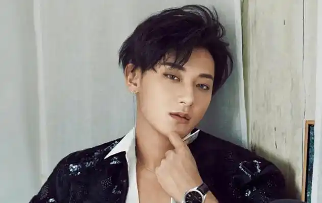 黄子韬抽烟被拍吞云吐雾,动作娴熟十分享受,此前曾在禁烟区抽烟_横店