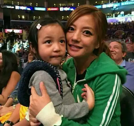 40岁赵薇全家近照!女儿比妈妈有气质,仔细一看却是这般模样?_网易订阅