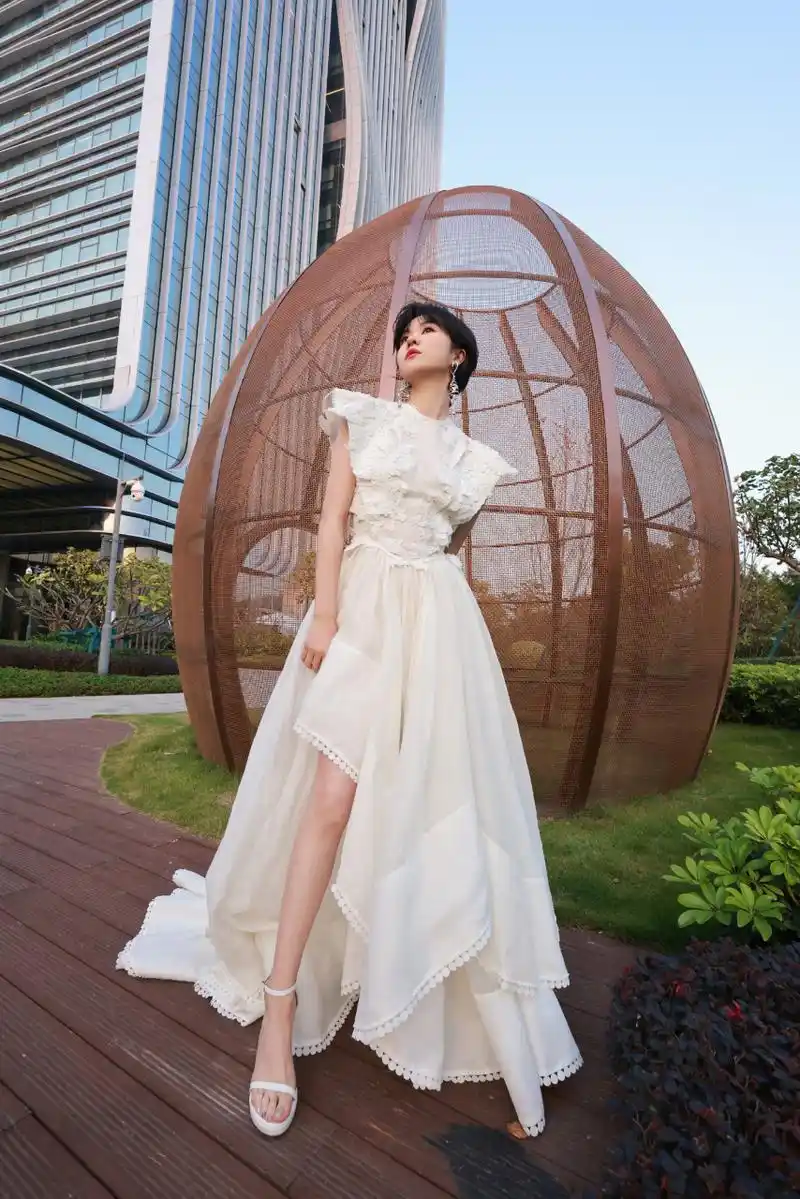 郁可唯短发白裙造型图集