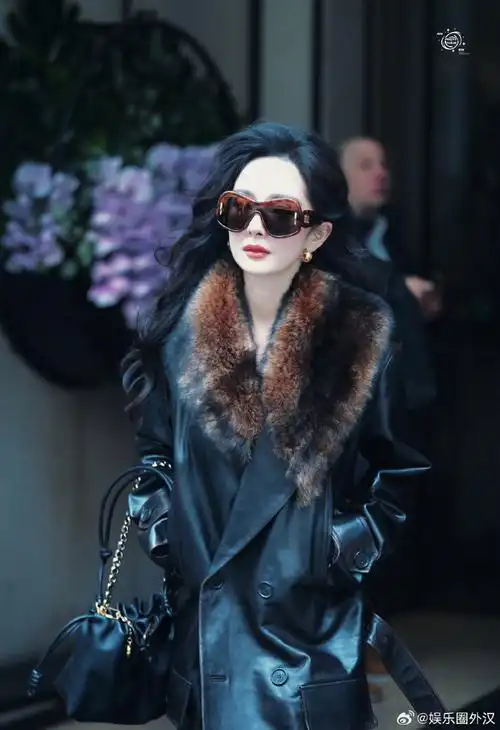 杨幂卷发皮衣##杨幂女大佬出街##杨幂张小斐袁姗姗是一个宿舍