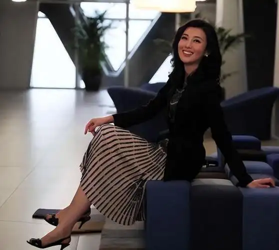 央视主持李红不仅才华在线,更是央视颜值担当,大气与自信尽显_网易