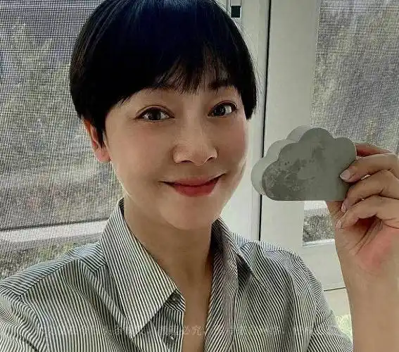 张卫健夫人出门做核酸检测,坐在路边等待,入住北京5000平方豪宅_张茜