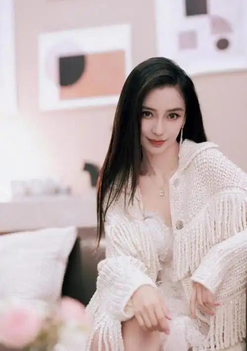 杨颖穿针织衫都有"贵妇范",靠在沙发上太撩人,真的美成仙女了