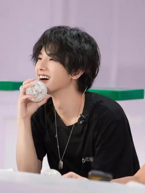 华晨宇治愈系笑容