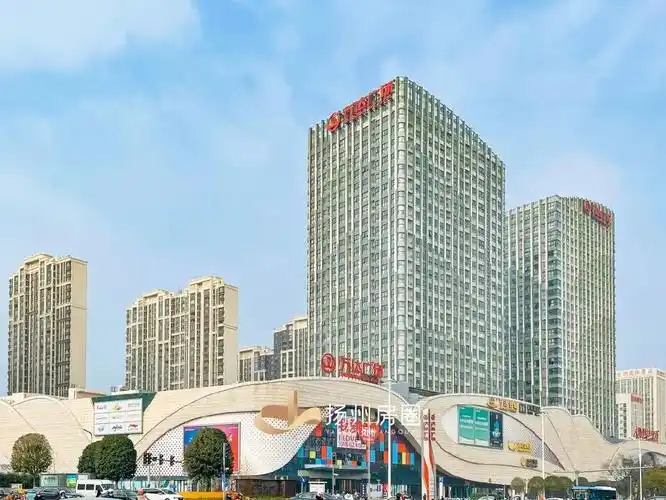 作为扬州第一座万达广场,第一座宝龙广场,和未来主城第一高都不约而同