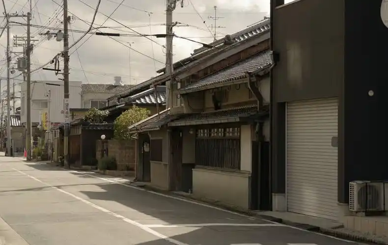 其实就是街道,胡同的意思,很多外来的日本人也会读错.