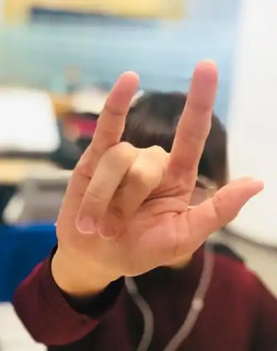 6 1手势送别李咏#,我们会记住这个最经典的手势.