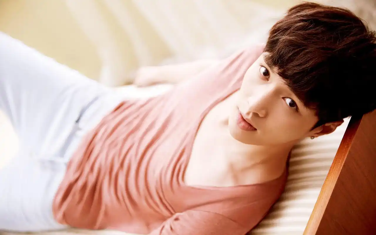 张艺兴帅气桌面壁纸_帅气小绵羊张艺兴