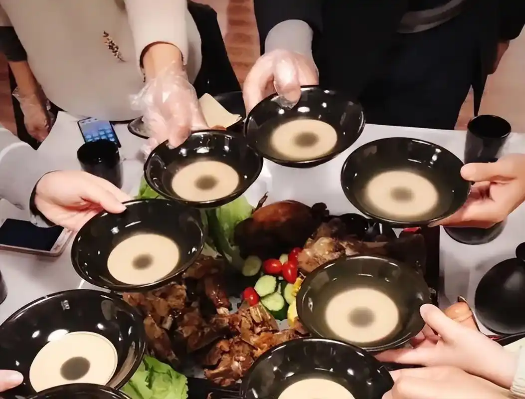 山海关外的酒桌江湖,为什么大碗喝酒,酒量一般也不容易醉