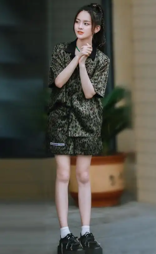 杨超越下车照全网疯传看她将腿伸直那刻腿精也不过如此