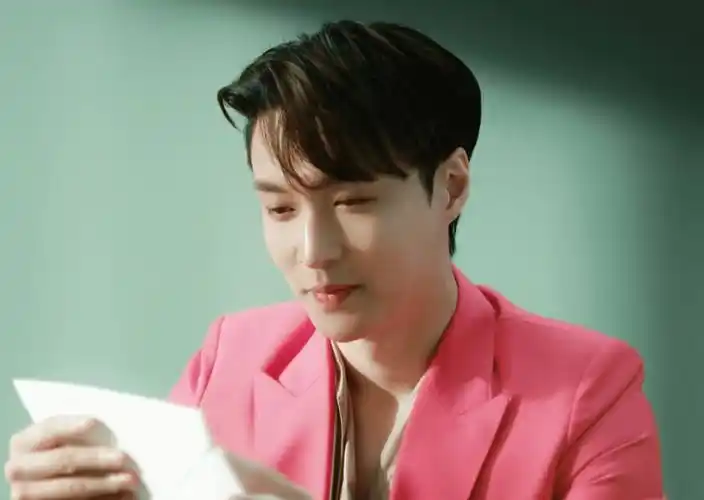 穿粉色的张艺兴好帅