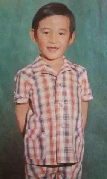 陆毅童年照 "侯局长"脸上泛着高原红(图)