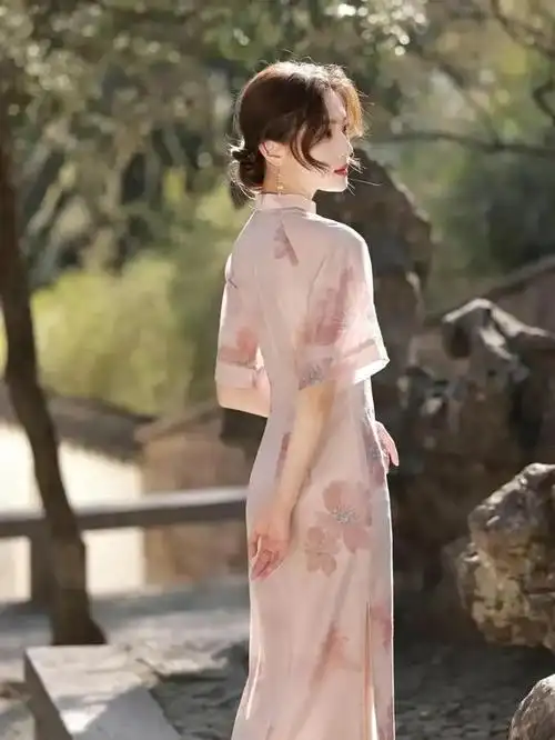 突然,一位美丽的姑娘穿着一袭红色旗袍,优雅地走在人群之中.