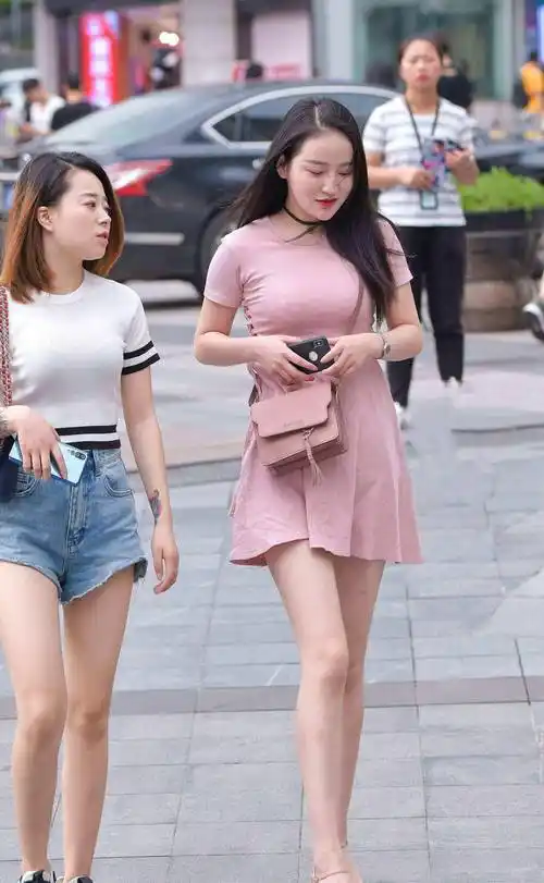 街拍- 优雅又随性的长腿美女,城市行走的时尚风向标_黑色_身材_风格