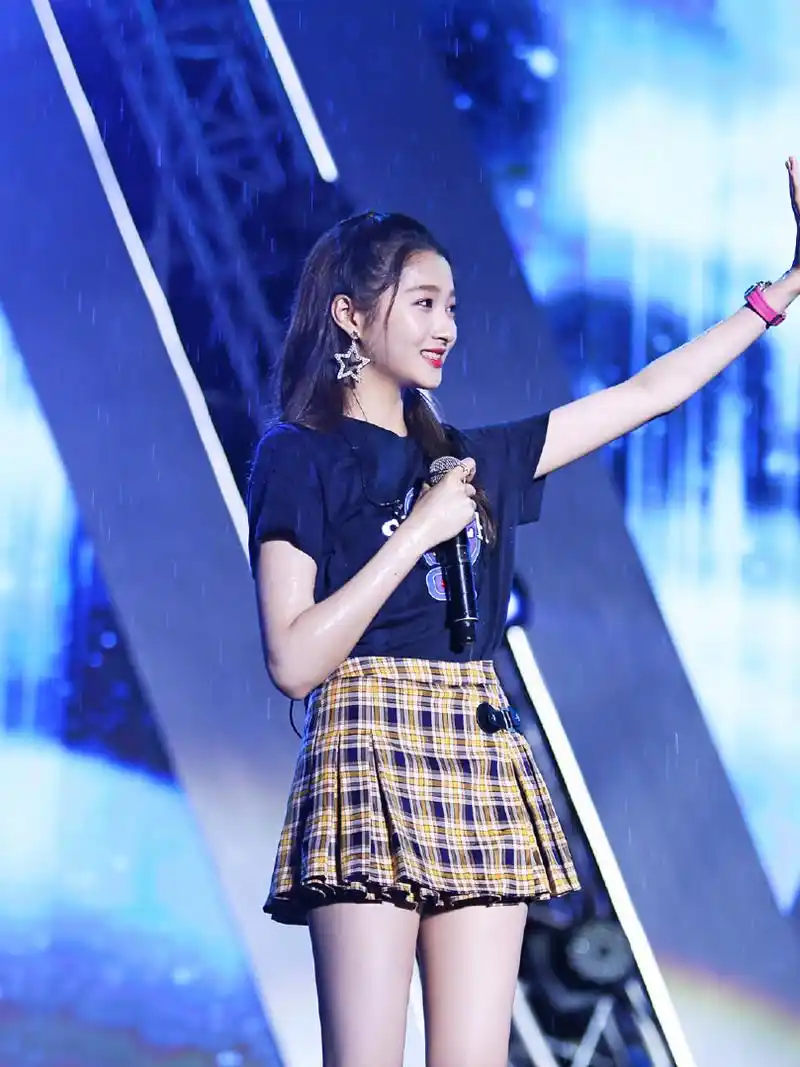 关晓彤短裙照,秀出大长腿好身材