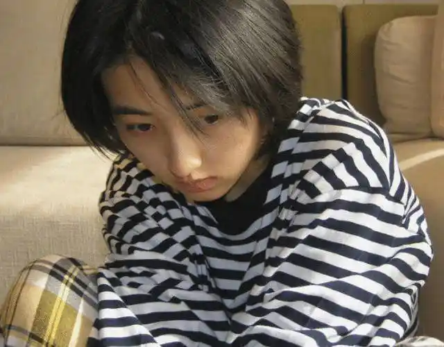 原创张子枫答应粉丝晒自拍一口气发4张素颜照额头上还有痘印