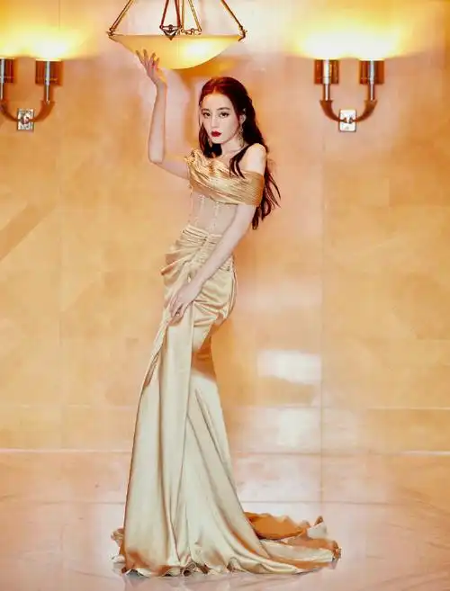 迪丽热巴露腰对镜自拍##迪丽热巴马甲线对镜拍