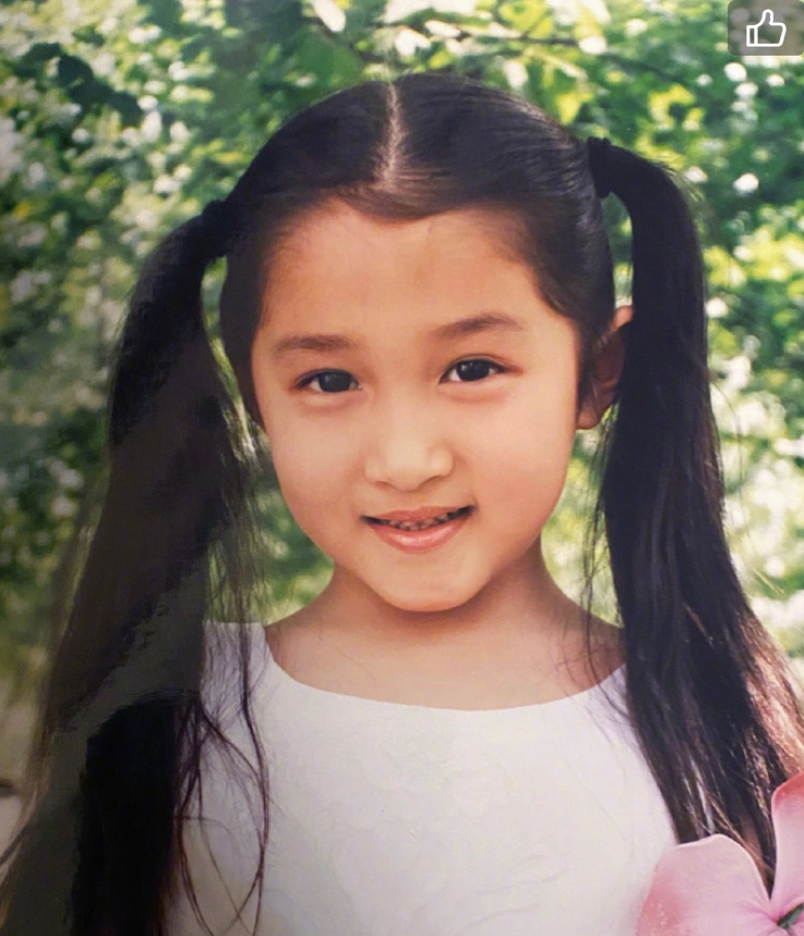 小关晓彤看起来非常稚嫩,头上扎着双马尾显得十分可爱.