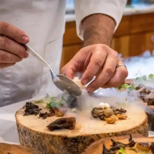 正在摆盘的厨师图片玉盘珍馐看的直流口水