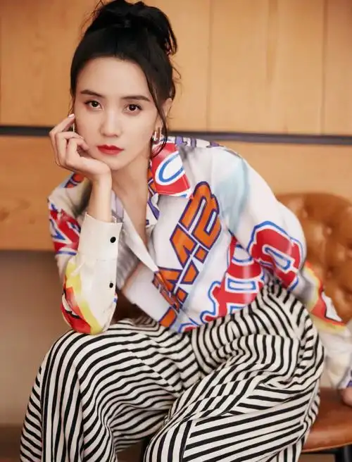 这种在戏内恩爱,在戏外保持一定距离的做法,展现了宋佳对职业和个人