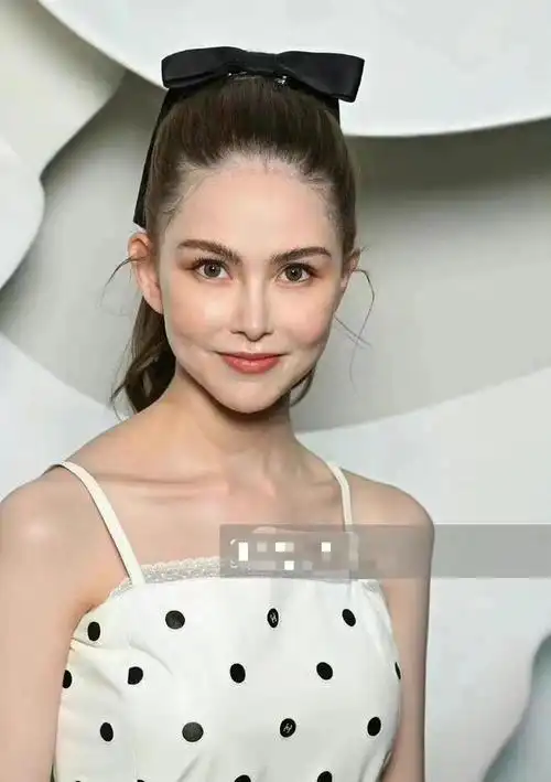 昆凌脸依然耐看但时装周却穿成小短腿弯腰驼背仪态更输桂纶镁