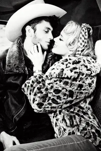 艾梅柏·希尔德曝黑白复古写真 与男模暧昧纠缠