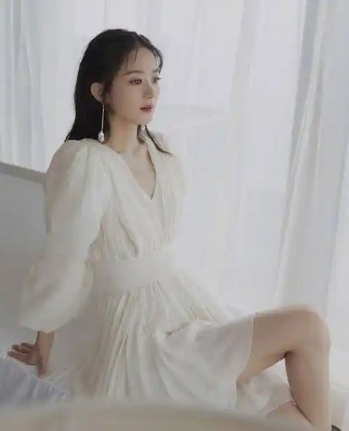 赵丽颖身穿泡泡袖白纱裙出席活动,搭配波浪编发和小皮靴,又仙又酷