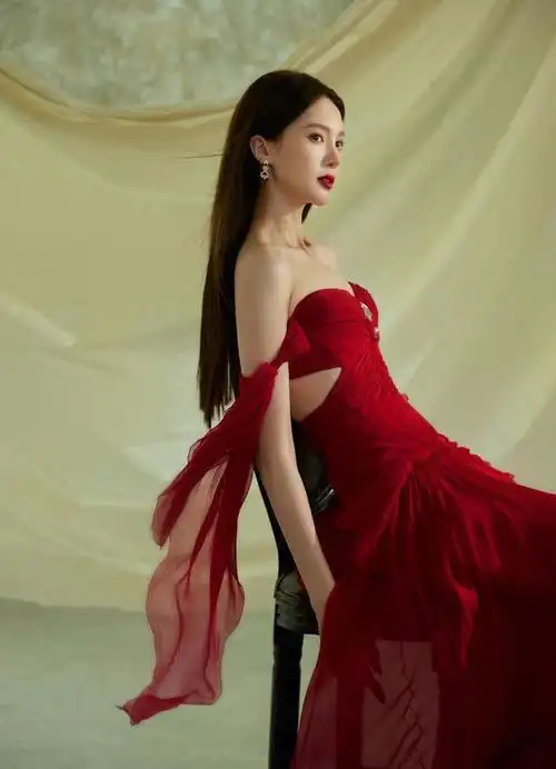 《孤注一掷》票房大卖后金晨晒红衣写真!肤白貌美大长腿性感撩人
