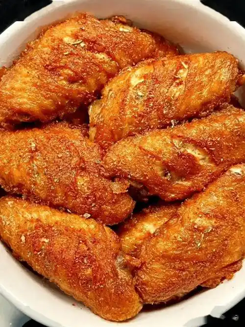 脆炸鸡翅.酥酥脆脆的香迷糊了,鲜嫩多汁,里面的肉很嫩滑入味!