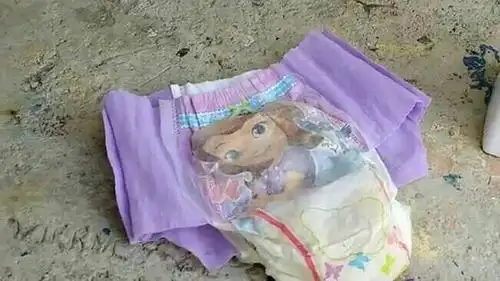 我13岁今天早上起来发现尿湿纸尿裤了而且还弄到裙子湿湿的