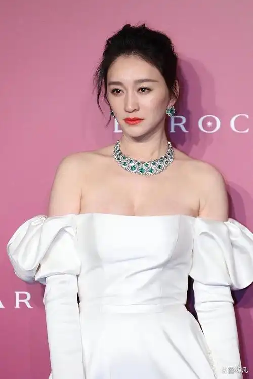 1月15日,李小冉出席活动生图美到发光,举止间美得出尘.