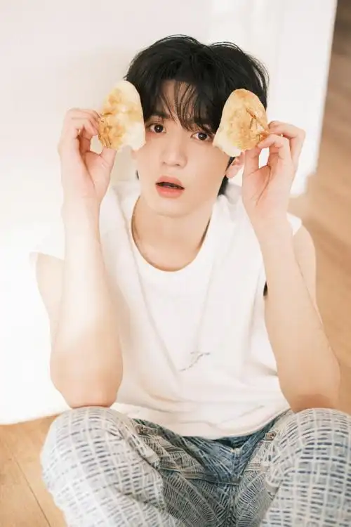 陈哲远晒8月最后一天plog##陈哲远六宫格拍立得