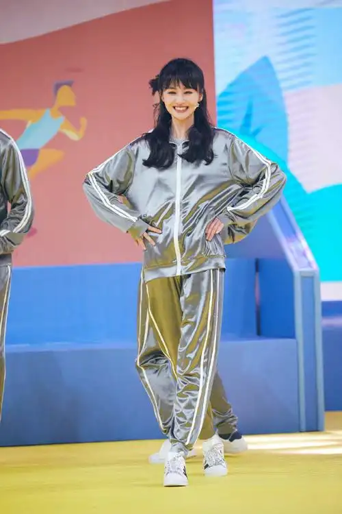 郑爽领舞萨日朗