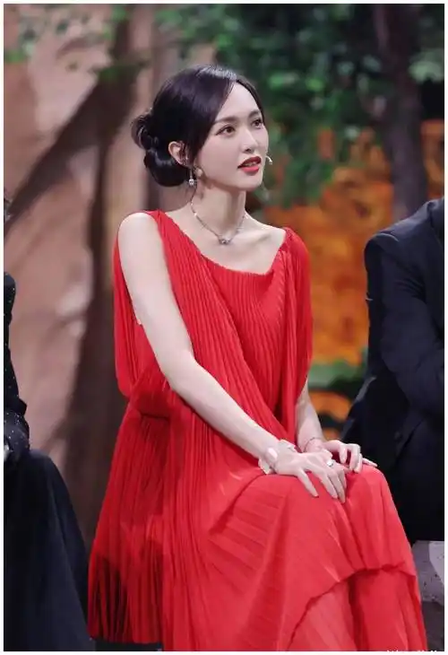 唐嫣节目造型好亮眼,穿大红色百褶连衣裙,时尚又显气质!_风格_众人