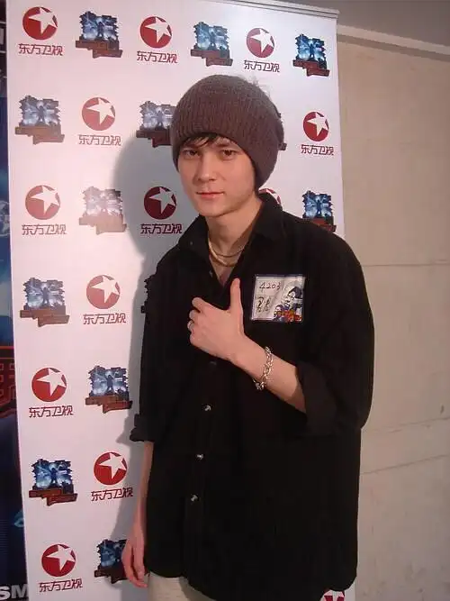 还记得我型我秀的君君?很像混血,当时大家说他像.