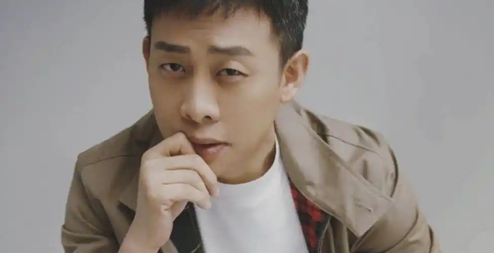 继张嘉译,王志文等人后,中生代男演员,谁能扛起电视剧热播大旗_靳东