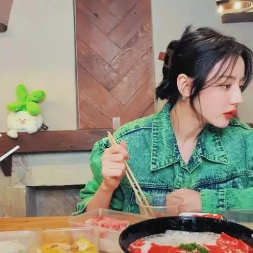 迪丽热巴吃火锅plog##迪丽热巴吃火锅live随拍