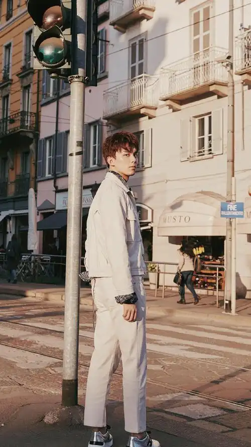 吴磊阳光帅气街拍图片高清手机壁纸