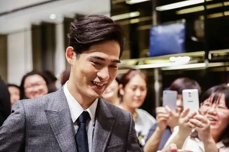 还记得当初的顶流周渝民吗?