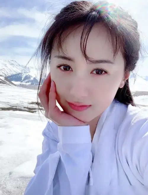 最近袁冰妍就在微博上晒出了一组素颜自拍,照片里的她虽然没有化妆