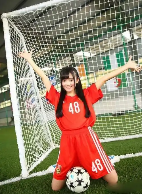 鞠婧祎早年旧照,穿球衣成"足球宝贝",颜值身材都"虐人"