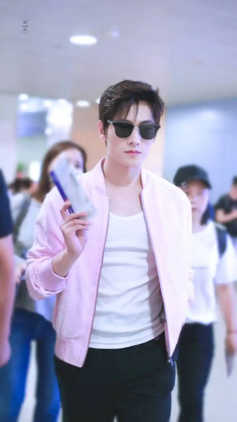 杨洋最新机场照,浪漫粉色夏日风