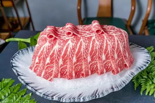 是全瘦的嫩牛肉,没有腌制过,绝不会有满嘴嫩肉粉的感觉,玫瑰花的造型