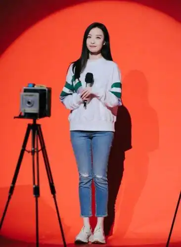 倪妮简直犯规,偷穿"校服裤"出街,青春活力宛如大学生般!