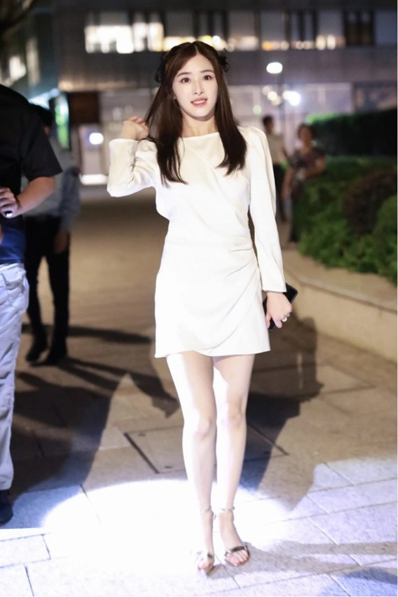32岁的张含韵也是冻龄女神穿白色的短裙还有酸甜女孩样太嫩了