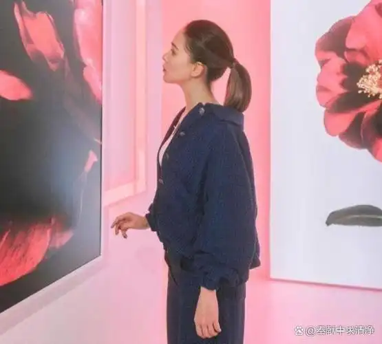 29岁昆凌近照穿廓形套装扎马尾辫不像孕妇曾公开接受采访获赞