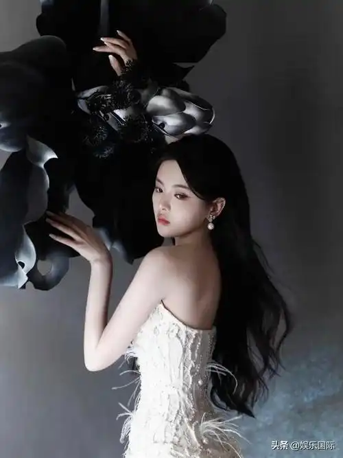 杨超越穿钉珠蕾丝礼服裙身材纤细优雅迷人