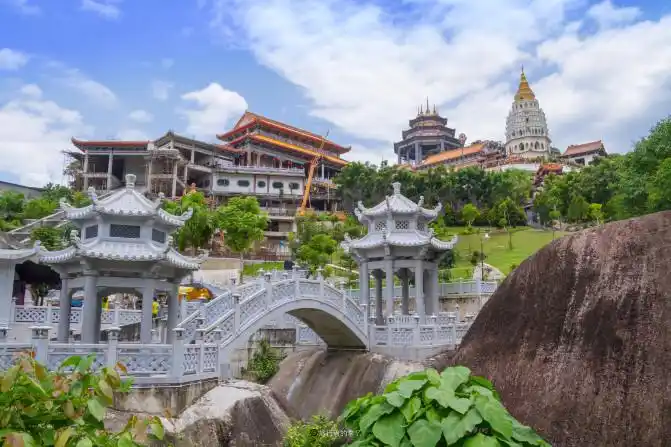 中描述的极乐世界是这样的:有七重栏楯,七重罗网,七重行树,七宝池,八